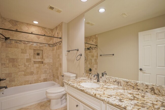 Building Photo - 2108 Lakeway Dr