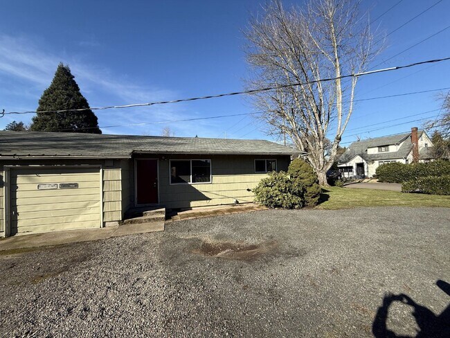 Building Photo - 210 Sunnyside Dr