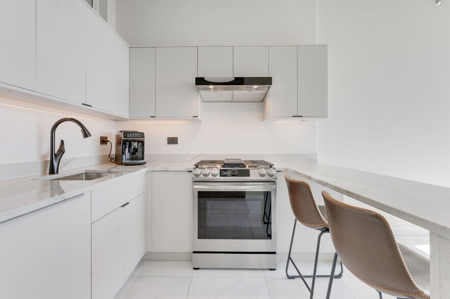 Building Photo - 235 W Van Buren St