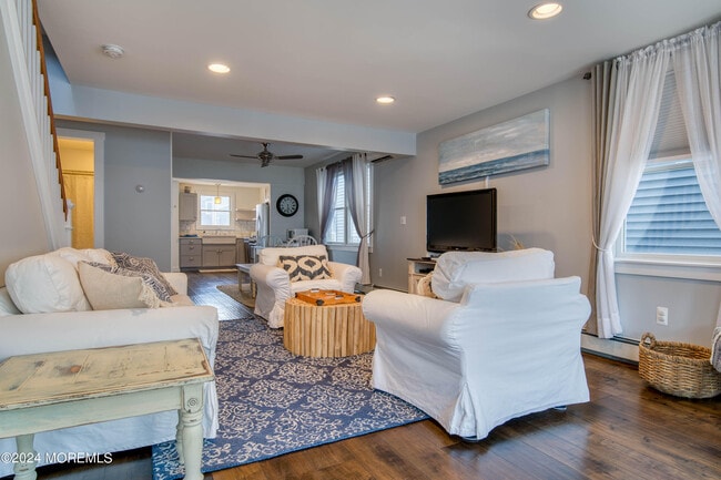 Building Photo - 11 Beach St