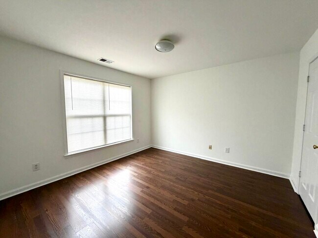 Building Photo - 6229 Bells Mill Dr