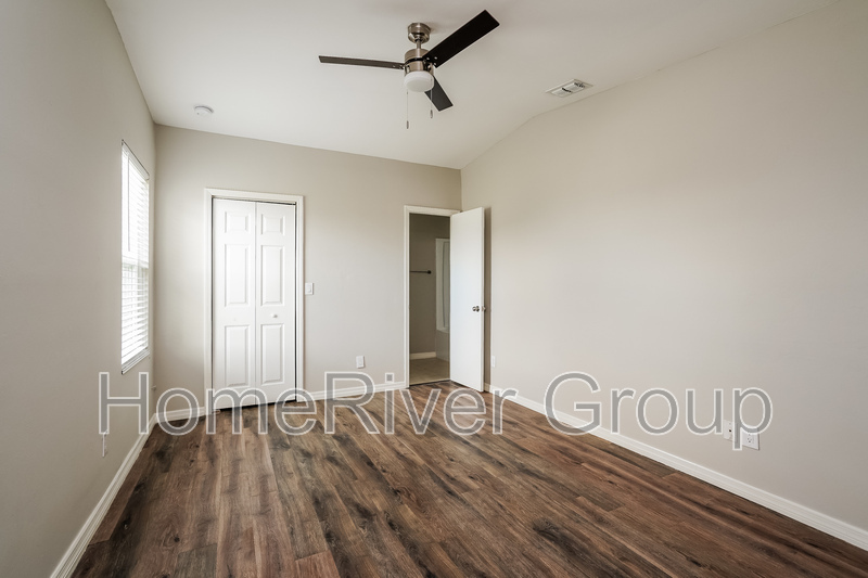Building Photo - 902 SW 11th Ct