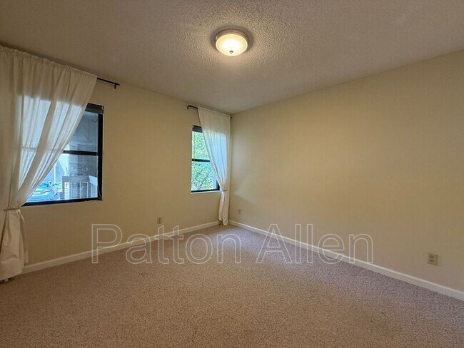 Building Photo - 1304 Abbey Cir