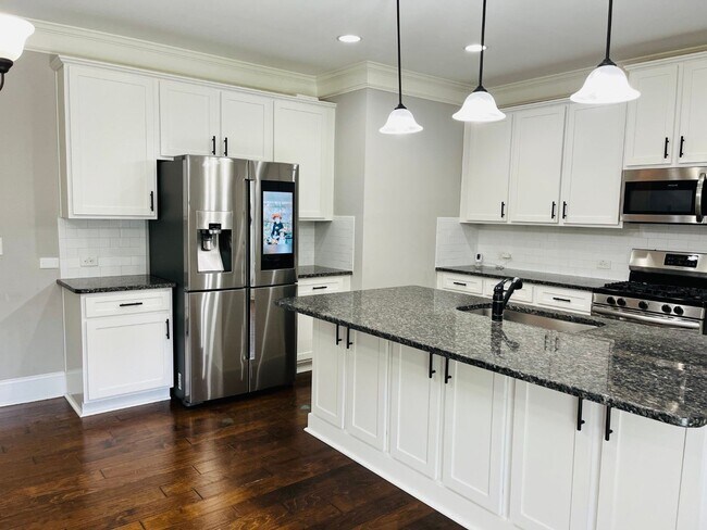 Building Photo - WOW! 5 bed, 4 full baths, brick exterior, ...