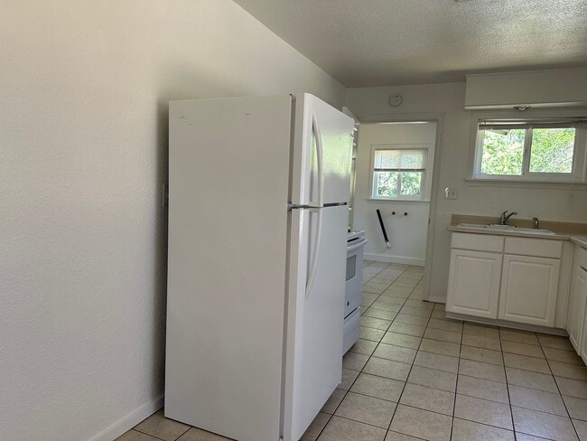 Building Photo - Well maintained home, recent upgrades, cut...