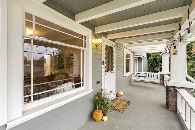 Building Photo - 3 bedroom, 2 bath gorgeous home now available by Mt. Tabor Park in SE Portland!