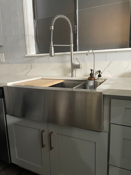 Farmhouse sink - 3355 Myrtle Ave