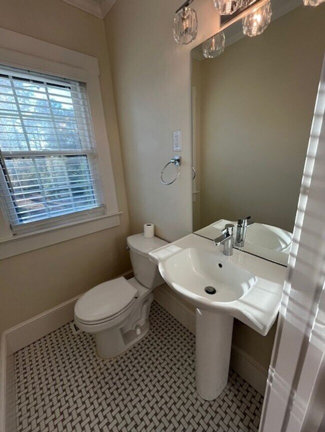 Building Photo - Beautifully Updated House in Forest Hills!