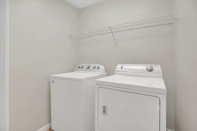 Building Photo - Corner Unit in Villanova at Hunter's Creek