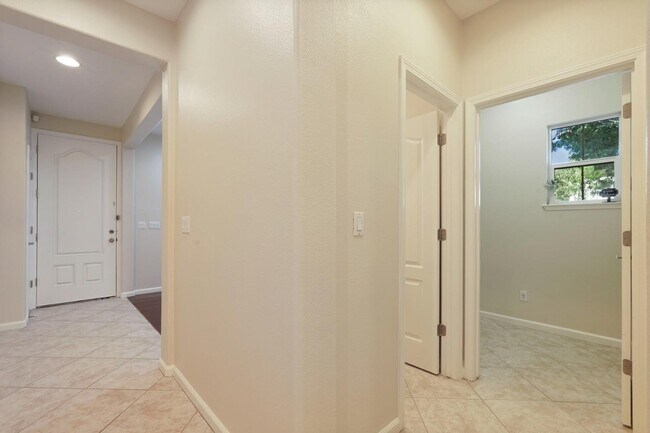 Building Photo - 356 S Paraiso Way