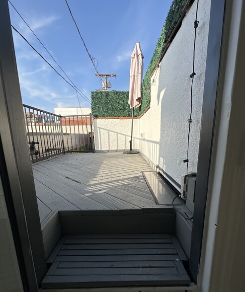 Building Photo - 7865 Willoughby Ave