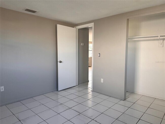 Building Photo - 3215 Bright Dr