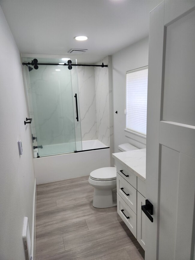 Building Photo - Modern Style and Luxury Amenities in Ephra...