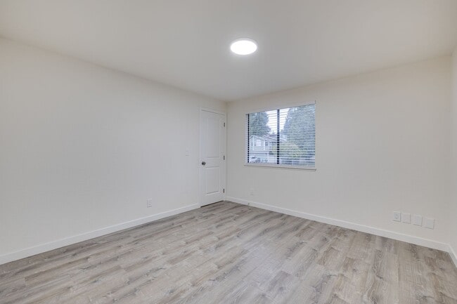 Building Photo - Beautifully Remodeled 4-Bedroom Home in Ke...