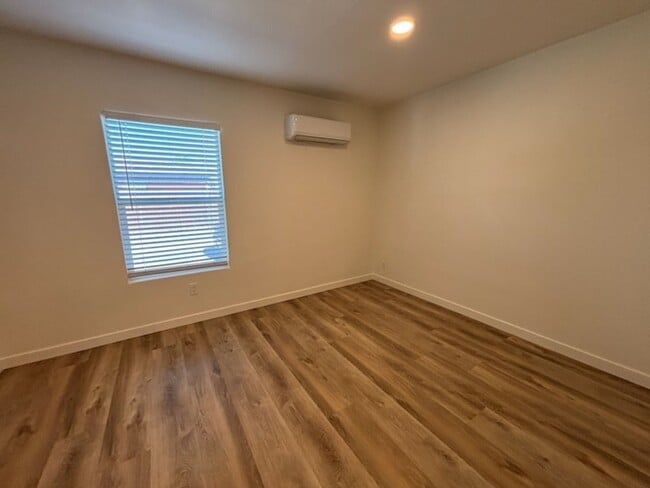 Building Photo - 3 Bedroom 2 Bath Home