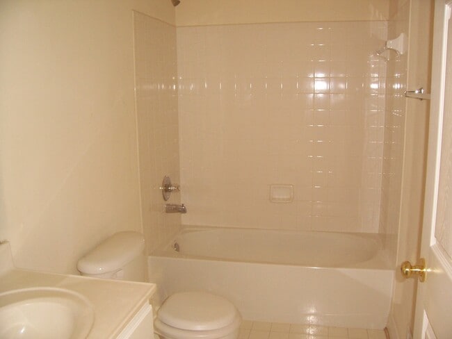 Building Photo - 3 Level Townhome Located in Piney Orchard ...