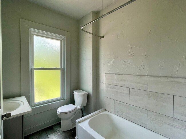 Building Photo - 2nd Fl 2 bed/1 bath Apartment in Wilkinsburg