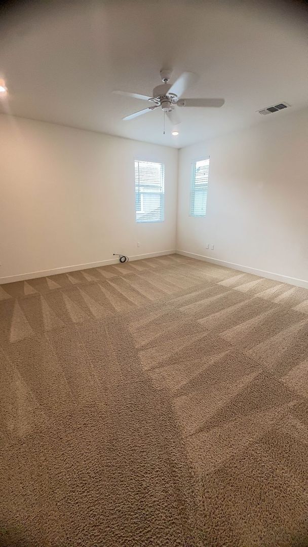 Building Photo - Beautiful spacious 3 bedroom 2/5 bathroom home.