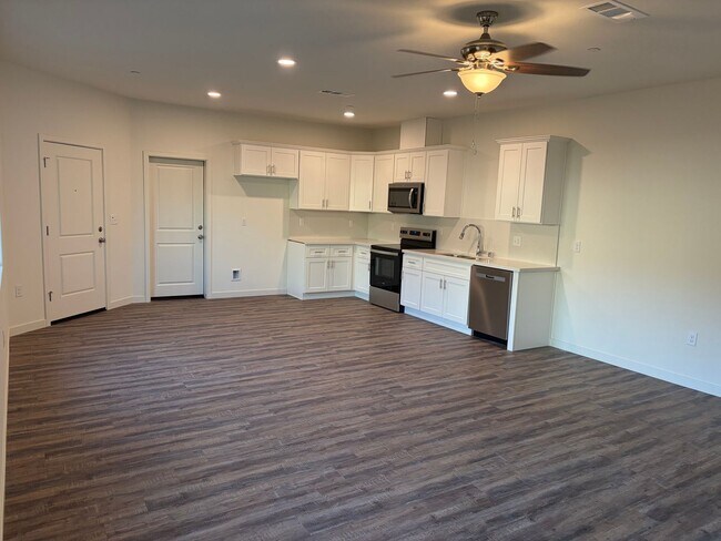 Building Photo - 6007 Cougar Trl