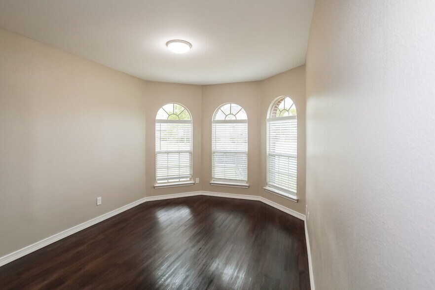 Building Photo - 1612 Woodlawn Ave