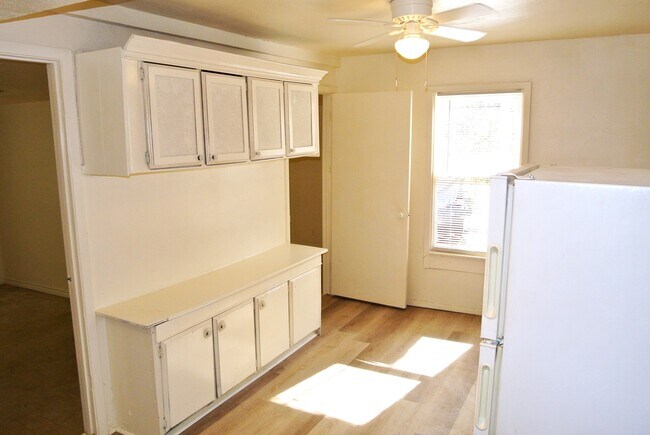 Dining Area - 124 S Lone Oak St