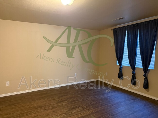 Building Photo - 343 E Bond Ct