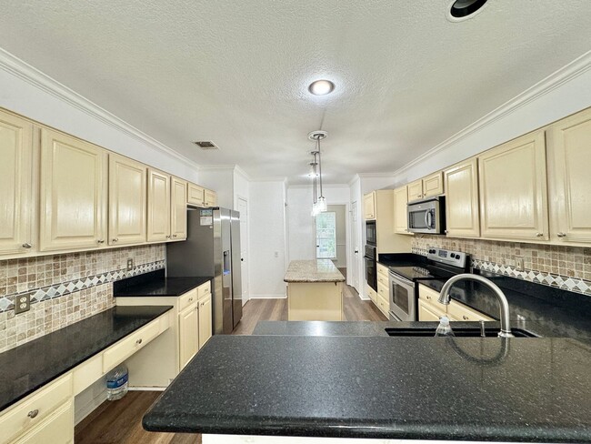 Building Photo - Big 4 Bedroom Home in Stone Oak!