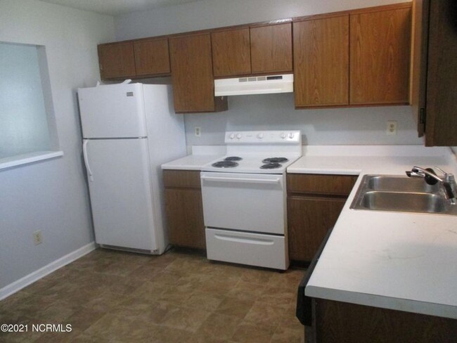 Building Photo - Nice two bedroom two bath duplex that is j...