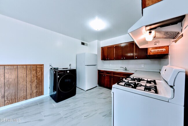 Building Photo - 4909 Winthrop Dr
