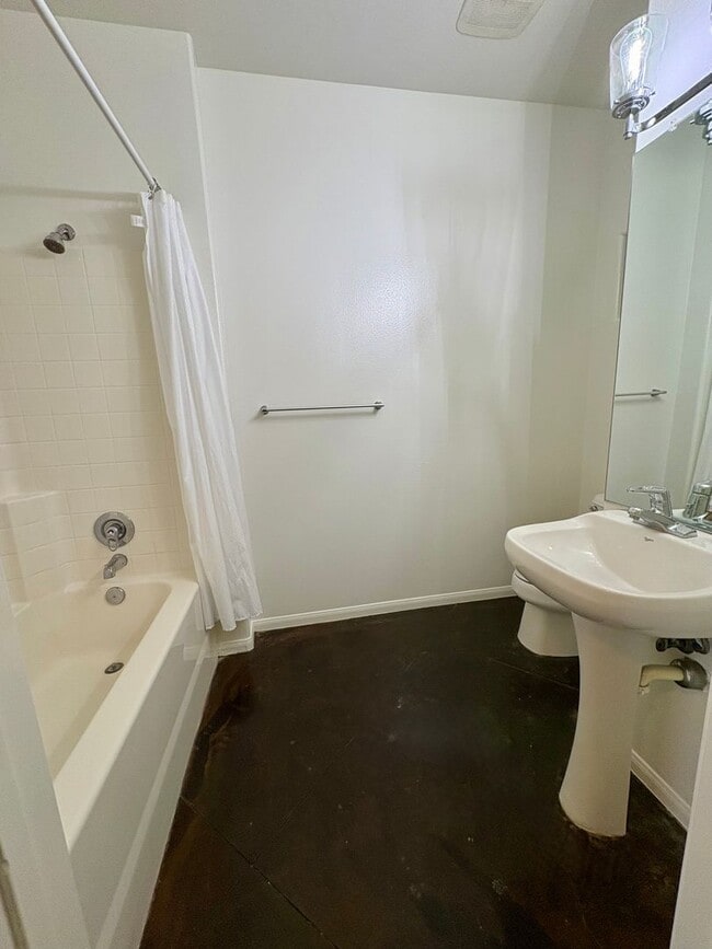 Building Photo - 2 Bedroom Condo in Downtown Ventura with O...