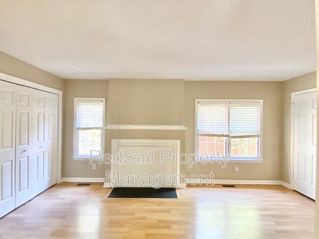 Building Photo - 348 Llewellyn Mews