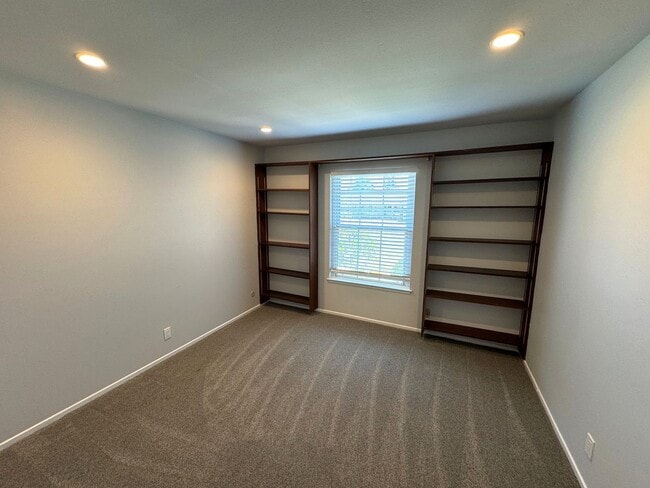 Building Photo - Spacious East Ventura 4 Bedroom Home – Sin...