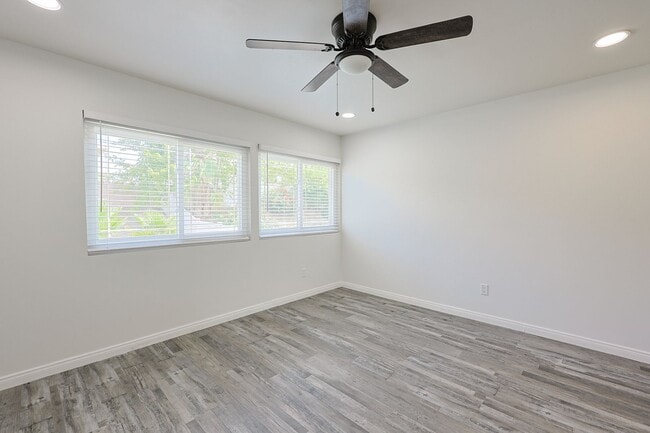 Building Photo - Spacious 5-Bedroom, 3-Bath Home – Convenie...