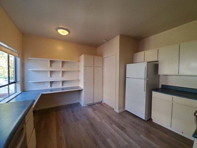 Building Photo - Top Floor Rockridge Two Bedroom Condo with...