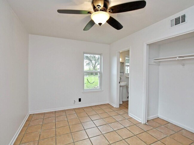 Building Photo - 1804 Sylvan Dr