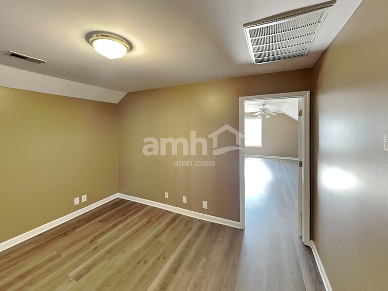 Building Photo - 705 Milbridge Ct