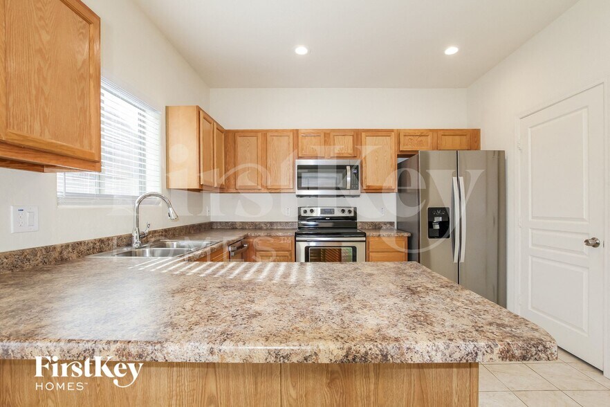 Building Photo - 5157 W Laurel Ave