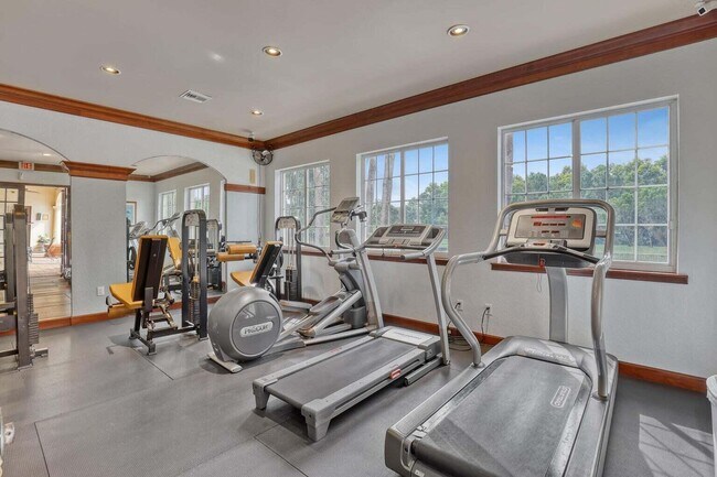 Building Photo - 1400 Crestwood Ct S