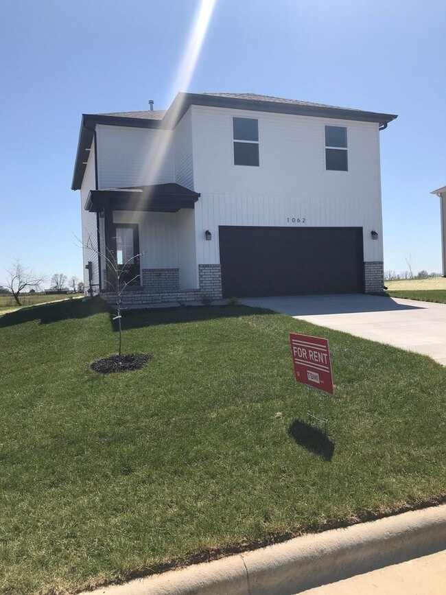 Building Photo - Executive Rental - 4 Bedroom 2 Baths