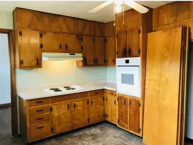 Building Photo - Fenced yard!