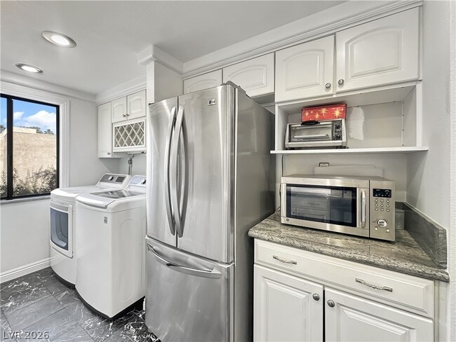 Building Photo - 730 S Royal Crest Cir