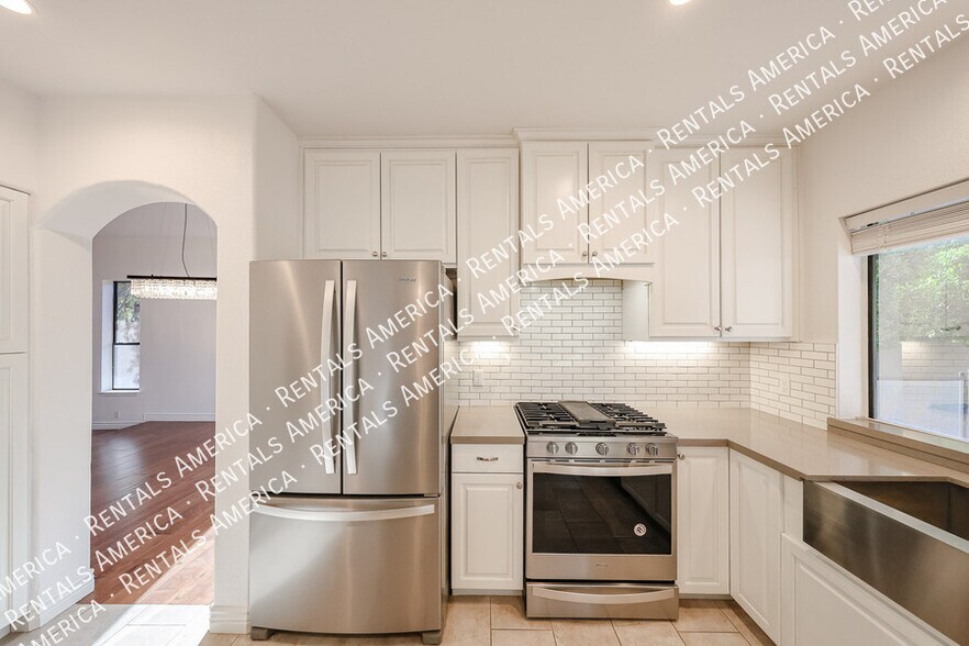 Building Photo - 5444 E Grovers Ave