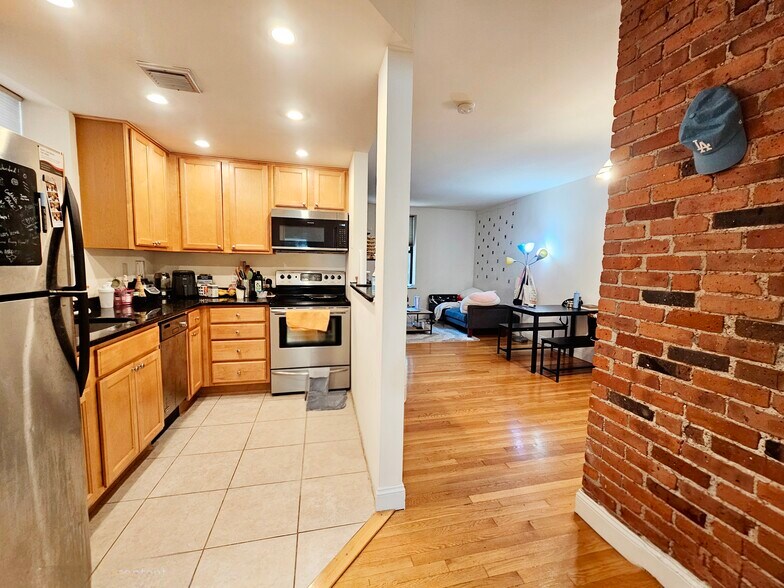 Building Photo - 84 Gainsborough St