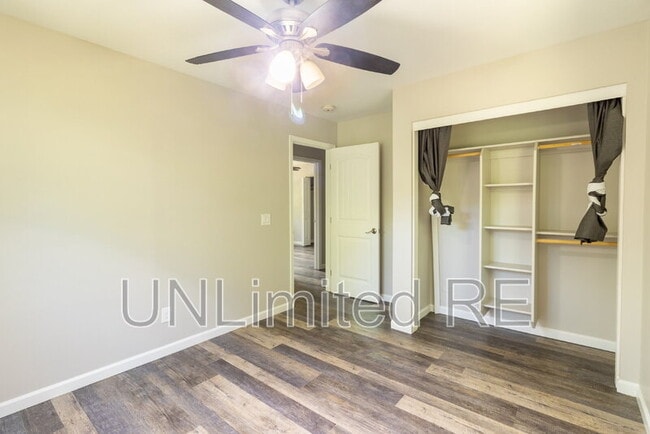 Building Photo - 216 E Zuni Dr