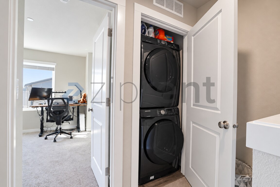 Building Photo - Unit G