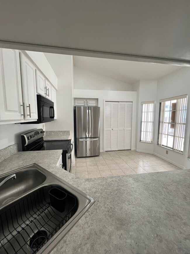 Building Photo - 667 Lake Dexter Cir