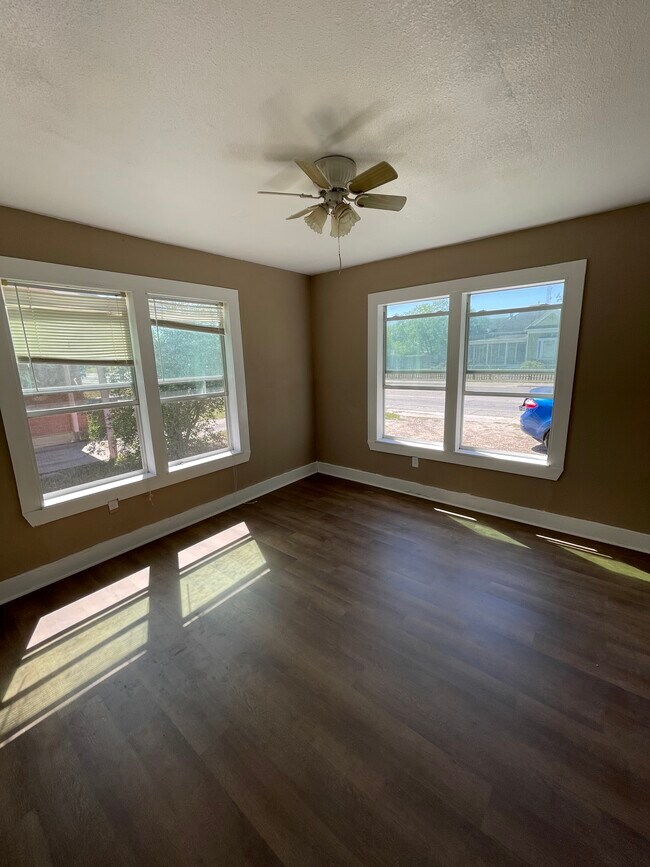 Building Photo - 224 W Santa Gertrudis St
