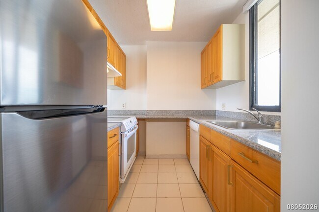 Building Photo - 2121 Ala Wai Blvd