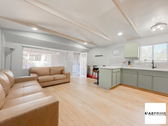 Building Photo - Make Yourself at Home in This Cozy 1/1 Phoenix Apartment, Nestled in an Intimate Triplex Setting.