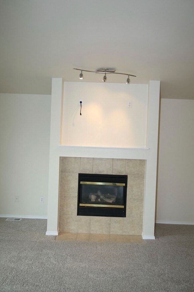 Building Photo - 4 Bedroom Eagle River Home!
